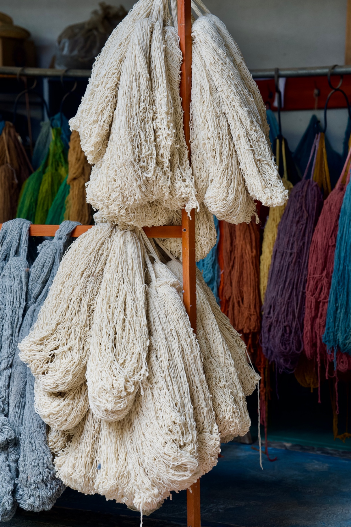 Wool skeins and natural dyes in the Isaac Vásquez workshop